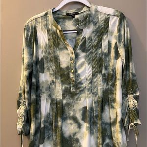 ROZ& ALI Army Green and White pull sing tie up half sleeve.V neck button up